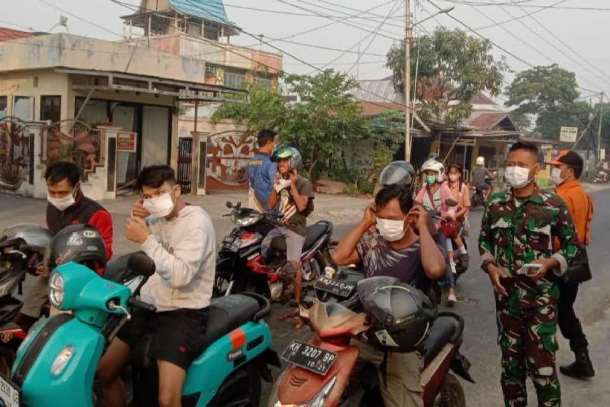 Satgas Karhutla Kapuas bagikan ratusan masker kepada masyarakat
