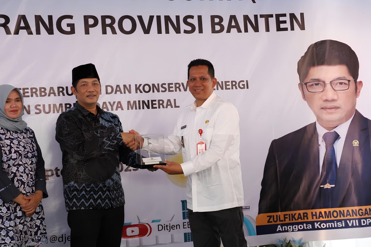 Tangerang terima 125 unit PJU tenaga surya dari Kementerian ESDM