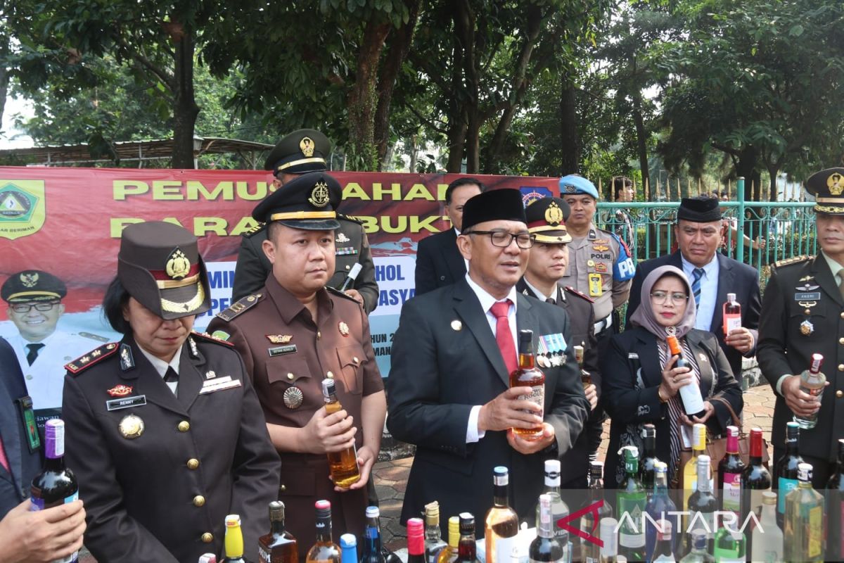 Pemkab Bogor musnahkan 6.000 botol miras pada Hari Kesaktian Pancasila