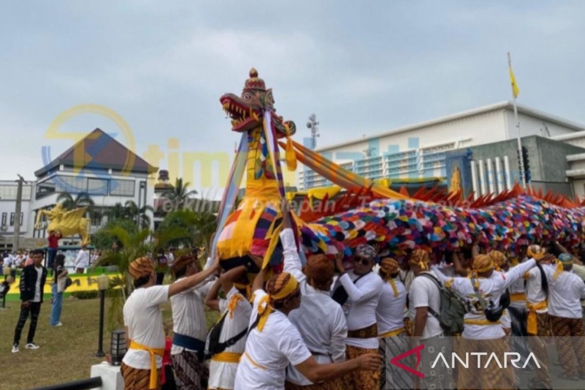 Puncak Erau di Kukar ditandai prosesi mengulur naga