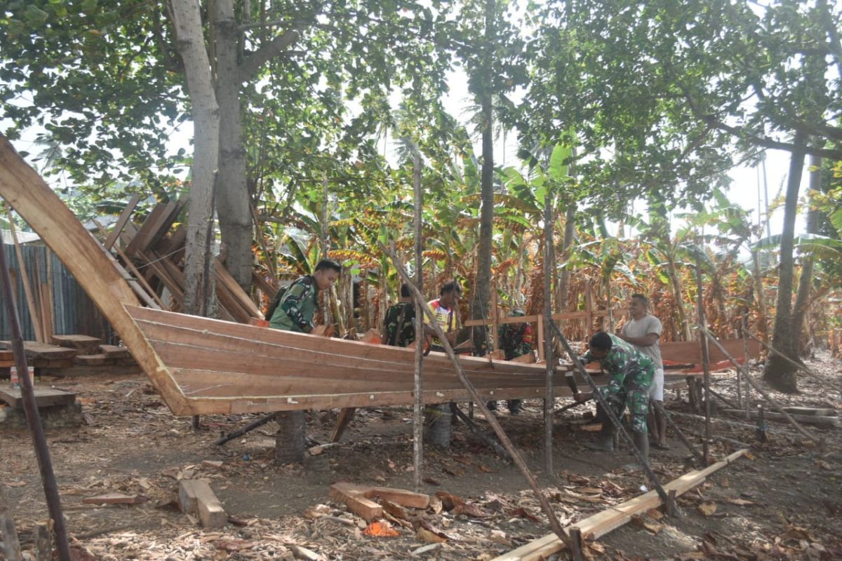 Personel Satgas TMMD bantu buat perahu nelayan di Ternate