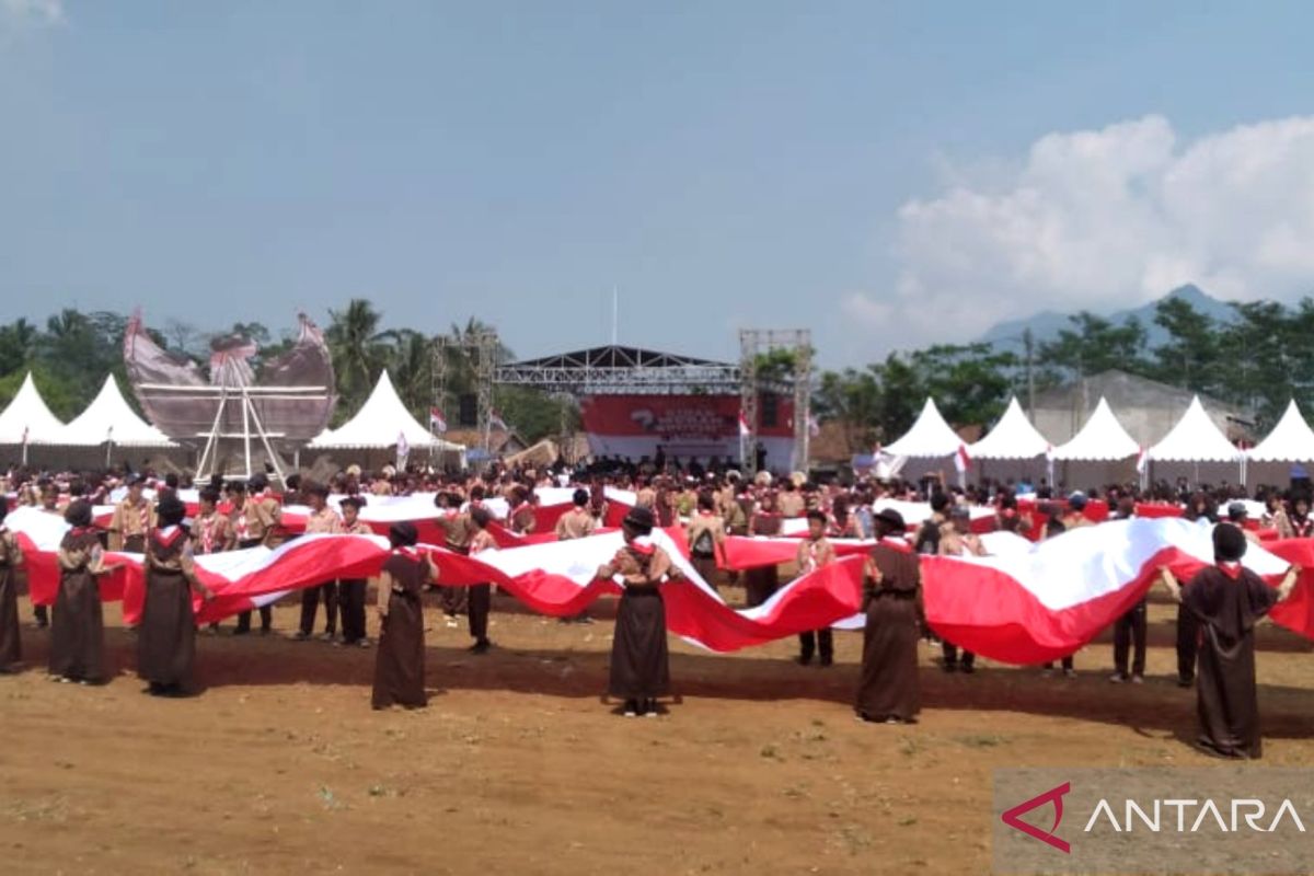 Siswa di Pandeglang bentangkan bendera Merah Putih sepanjang 1001 meter
