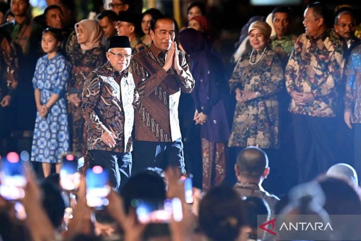 Ambassadors attend batik fashion show at Indonesia's Merdeka Palace