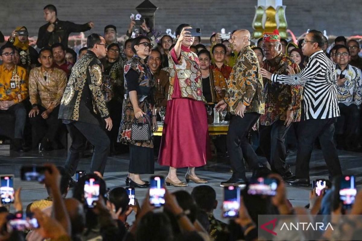 Duta Besar negara sahabat pamer koleksi batik di Istana Berbatik