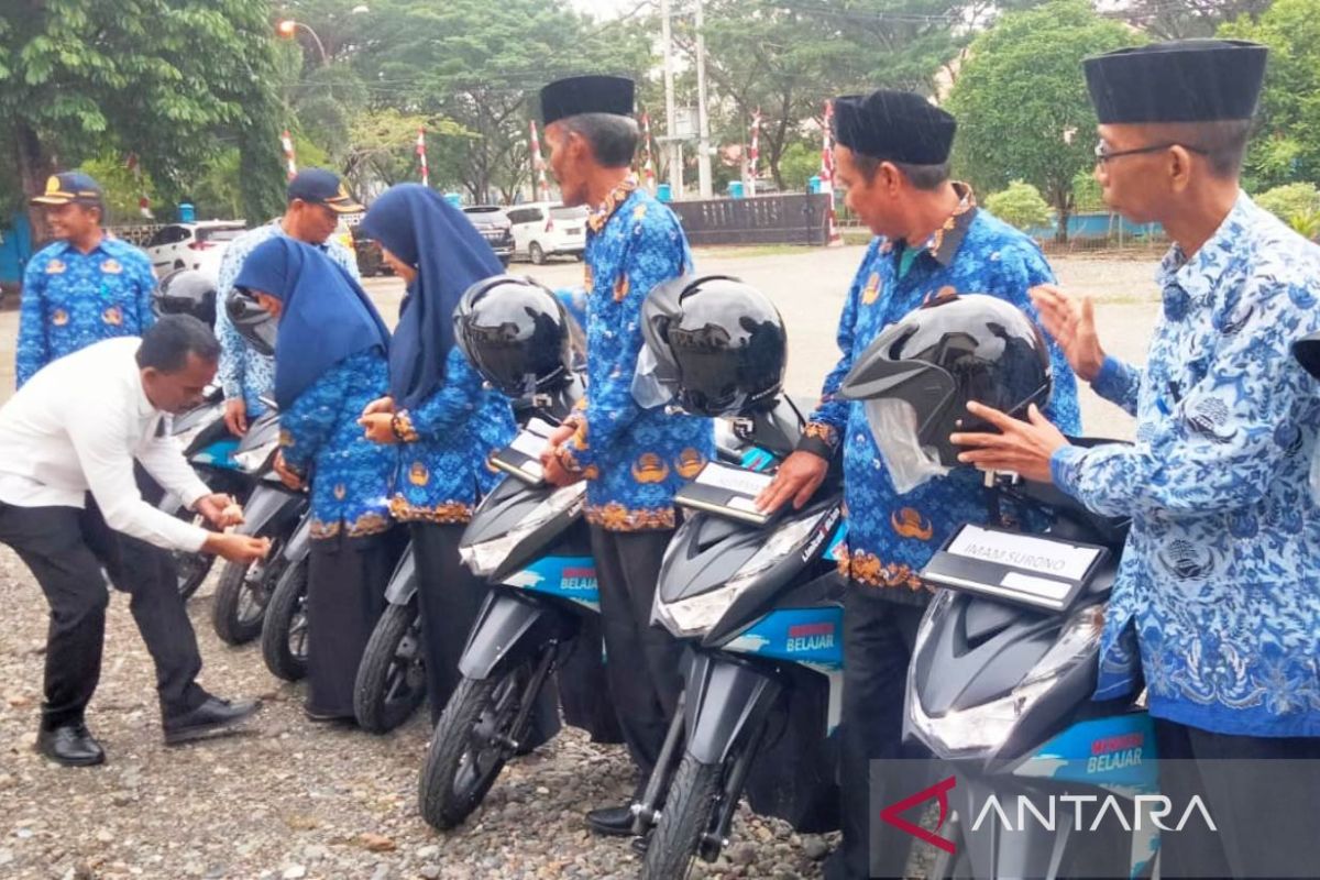 Pemkab Nagan Raya bagikan 16 unit sepeda motor untuk pengawas sekolah, ini tujuannya