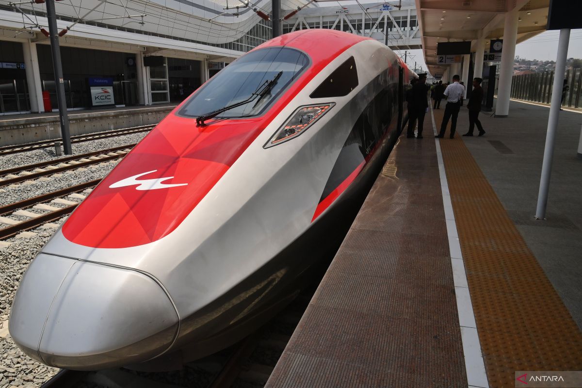 Kominfo ensures reliable internet for Jakarta-Bandung high-speed train