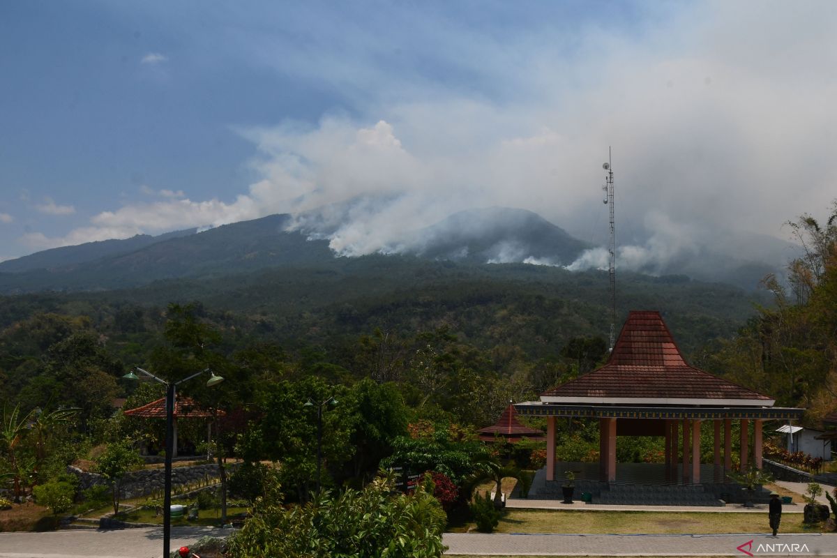 Area hutan dan lahan terbakar di Gunung Lawu dibom air