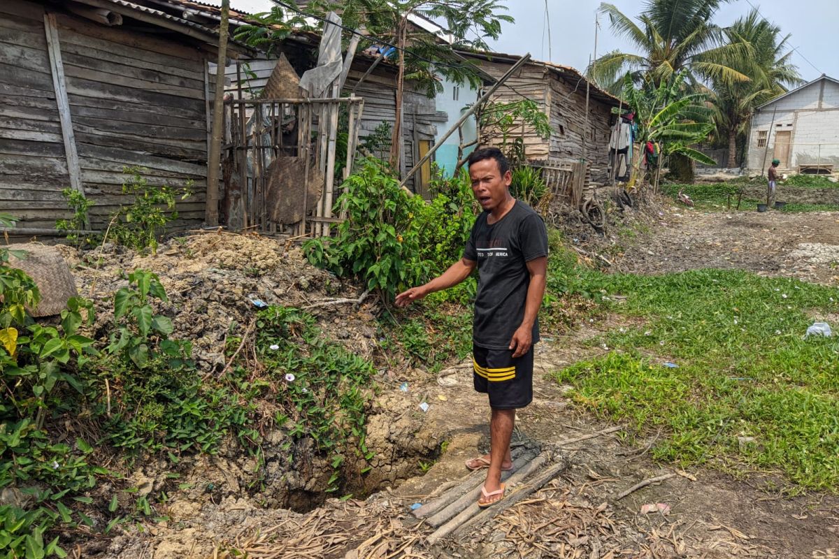 Cari air bersih, warga Serang gali kolam pemancingan yang mengering