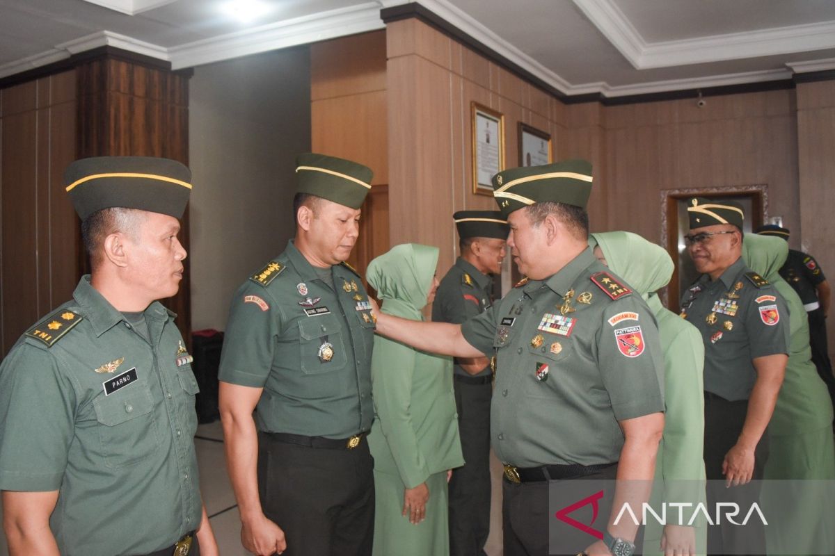 1.611 prajurit TNI-PNS lingkup Kodam XVI/Pattimura naik pangkat