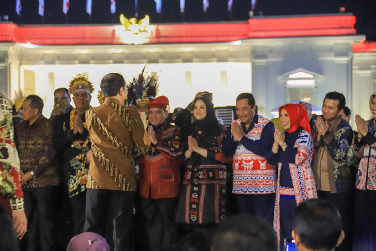 Pj Gubernur Sulsel kenakan batik khas Toraja Utara di Hari Batik Nasional 2023
