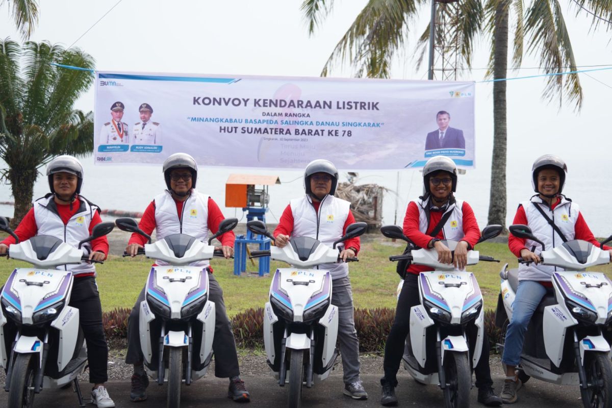 Meriahkan Minangkabau Basapeda, PLN gelar konvoi kendaraan listrik keliling Danau Singkarak