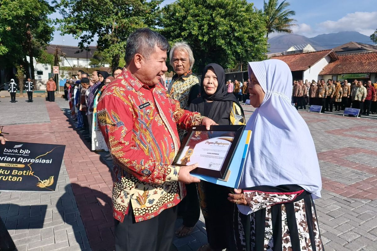 Bupati Rudy Gunawan berikan penghargaan kepada 56 pembatik khas Garut