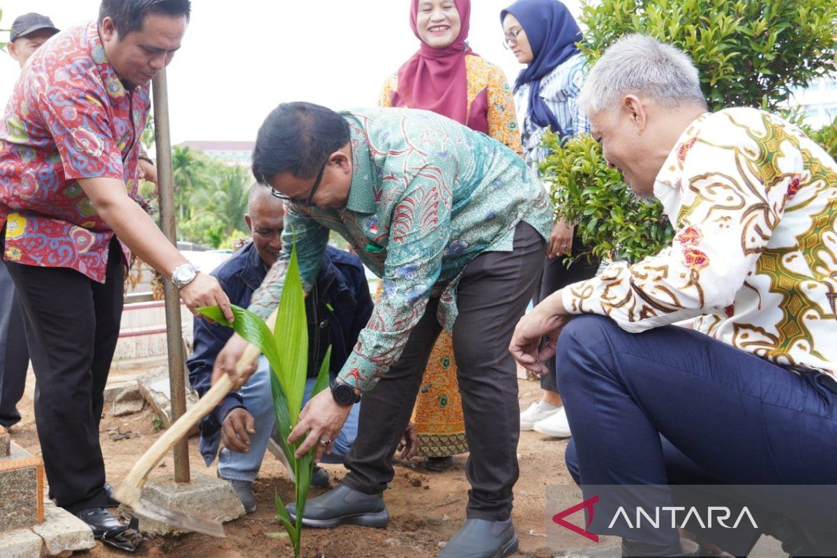 Pemkot Bengkulu tanam 1.000 bibit pohon di kawasan TPU Padang Dedok