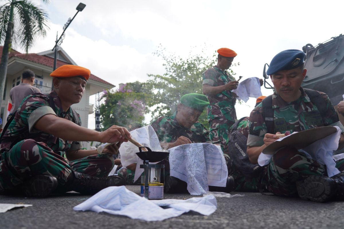 TNI pecahkan rekor MURI membatik massal di  tengah Jalan Jenderal Sudirman Yogyakarta