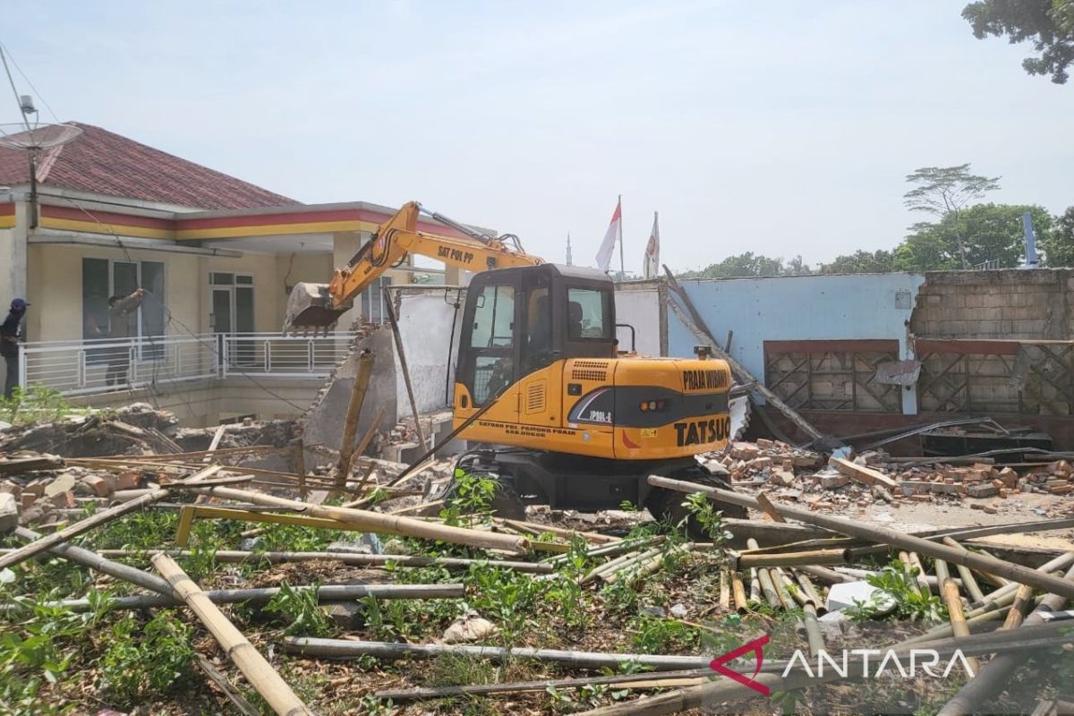 Satpol PP Bogor bongkar bangunan kios ilegal di lahan milik pemerintah