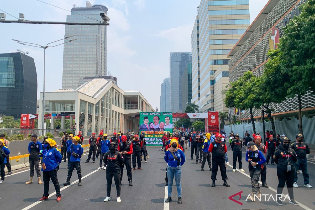 Massa buruh mulai tutup jalan MH Thamrin depan Sarinah