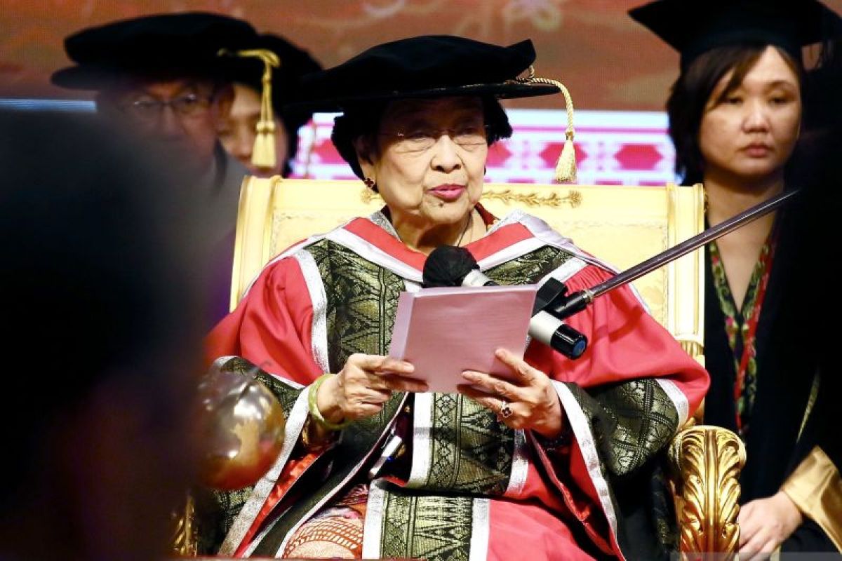 Peroleh 10 honoris causa, Megawati minta generasi muda jangan lelah