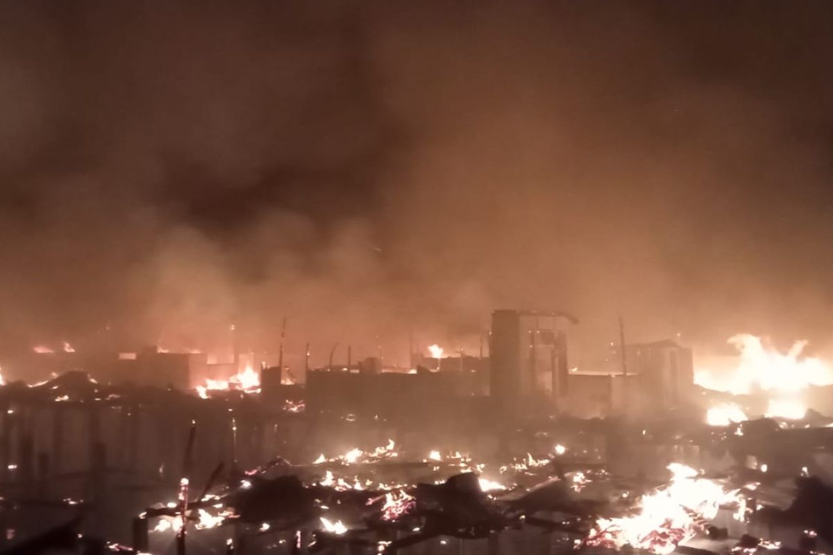 Belasan rumah warga di kawasan Pantai Bastiong Ternate terbakar