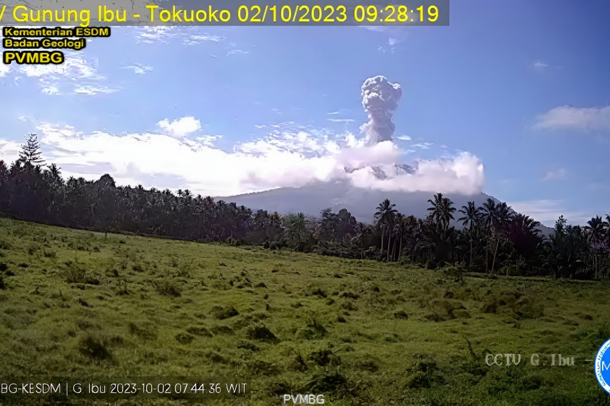 Gunung Ibu di Pulau Halmahera meluncurkan abu vulkanik setinggi 1.200 meter