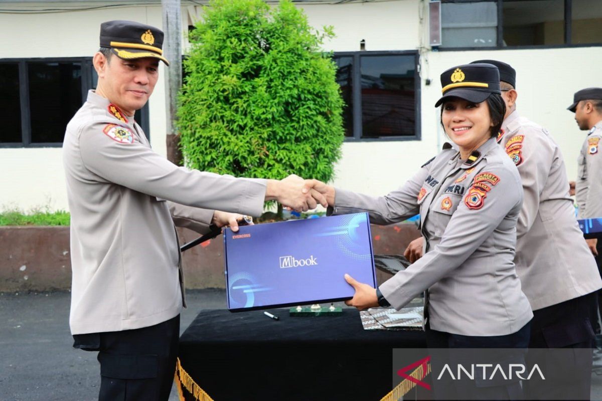 Kapolresta  Ambon salurkan notebook tingkatkan kinerja anggota