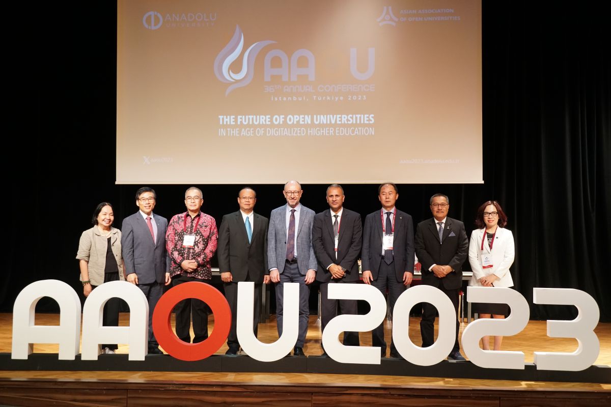 Rektor UT tutup rangkaian 36th AAOU Annual Conference 2023