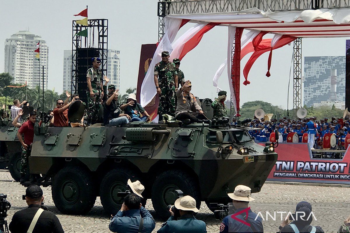 Parade alutsista HUT Ke-78 TNI bergerak dari Monas sampai Bundaran HI