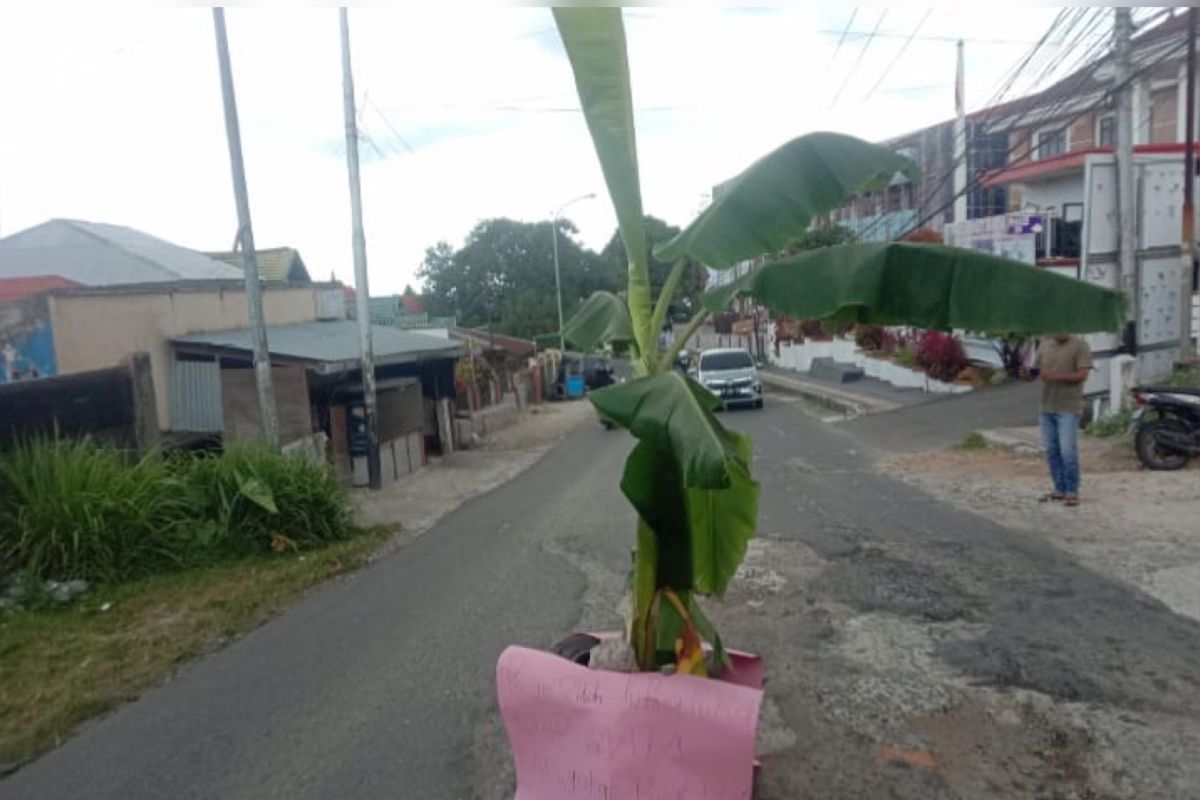 DPRD Ambon minta Dinas PUPR perbaiki jalan rusak