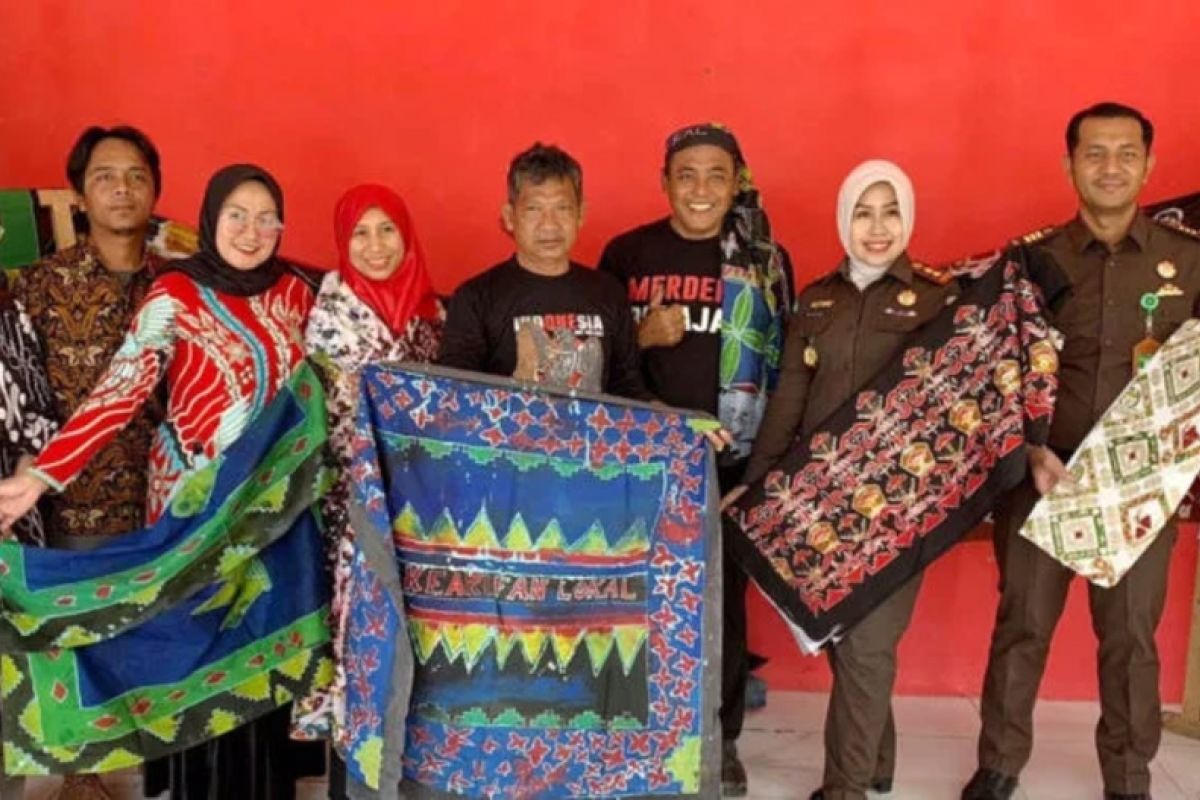 Peringati Hari Batik Nasional, Kajari Lampung Selatan dan DKLS membatik bersama