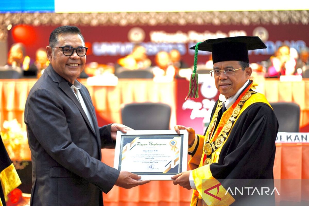 Bupati Solok sampaikan orasi ilmiah saat wisuda ke-132 Universitas Negeri Padang