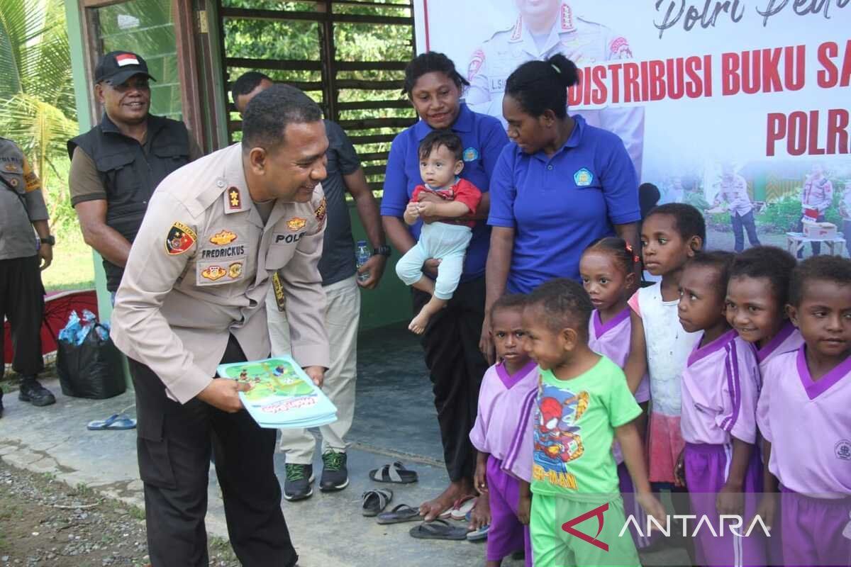 Polres Jayapura bagi 105 buku bacaan ke pelosok kampung