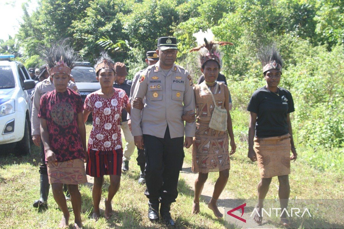 Polres Jayapura serahkan bibit jagung-kacang dukung ketahanan pangan