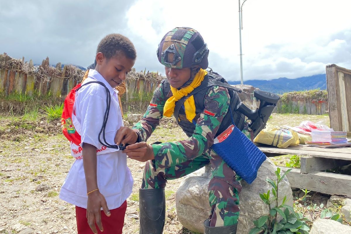 Satgas Yonif Raider 300/Bjw membagikan perlengkapan sekolah di Sinak