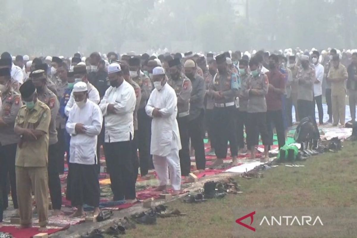 Ratusan warga Sampit berdoa minta turun hujan