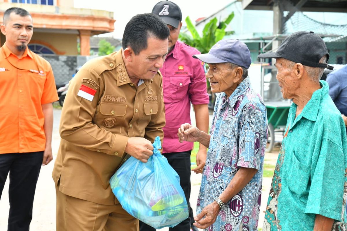 Gubernur Ansar salurkan 1.450 paket sembako untuk warga Batam