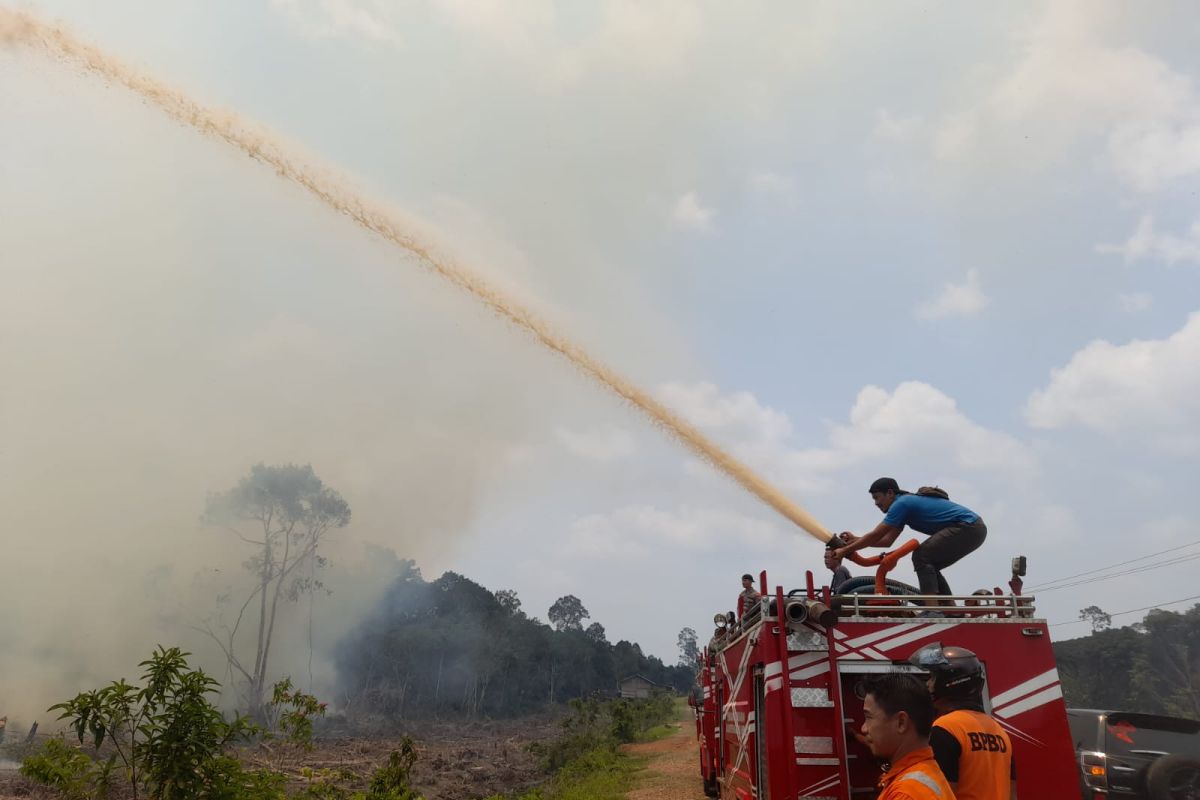 Tim gabungan padamkan kebakaran lahan di Kalis Kapuas Hulu