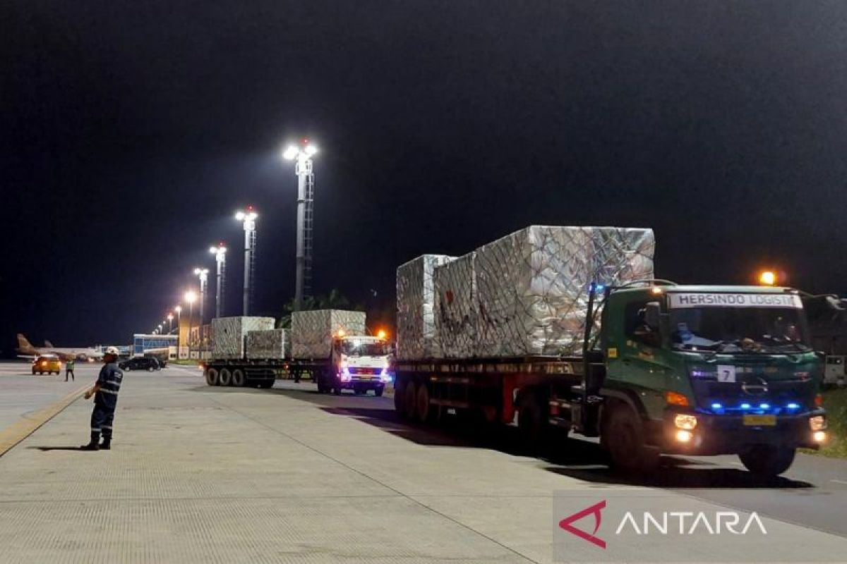 Sebanyak 111 ton logistik MotoGP Mandalika tiba di Bandara Lombok