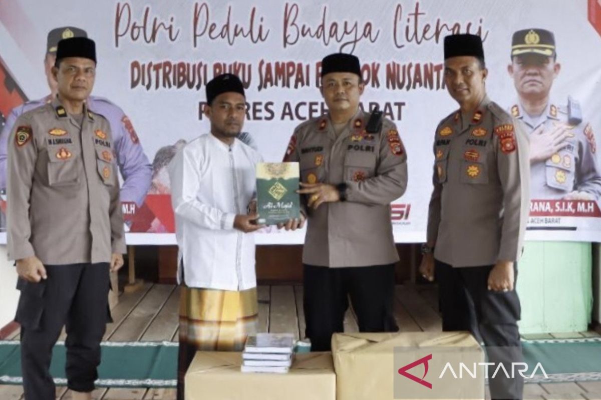 Polres Aceh Barat bagikan ratusan mushaf Al Quran untuk pesantren, patut diapresiasi