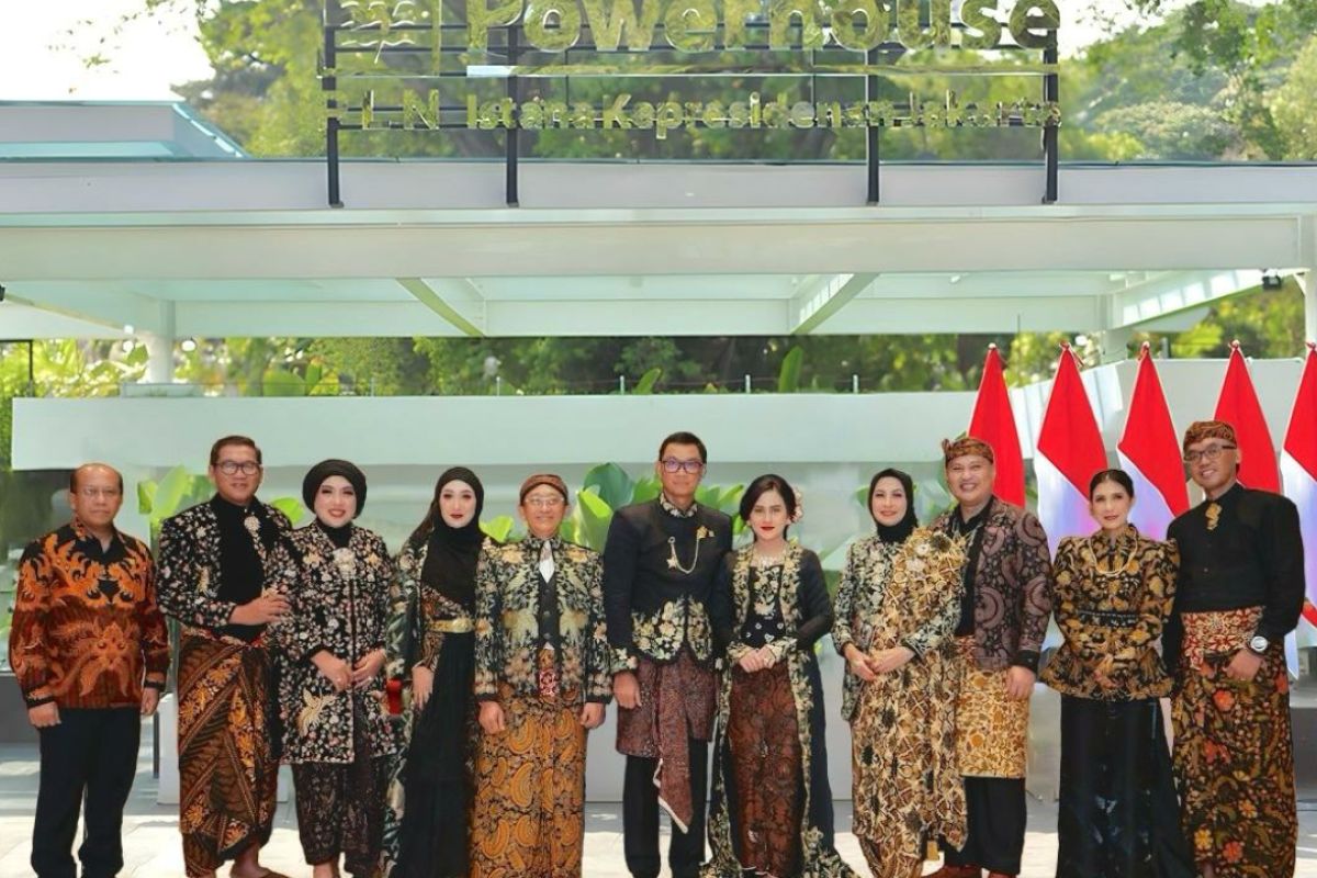Hari Batik Nasional, Direksi PLN tampilkan perpaduan busana batik Solo dan Yogyakarta di Istana