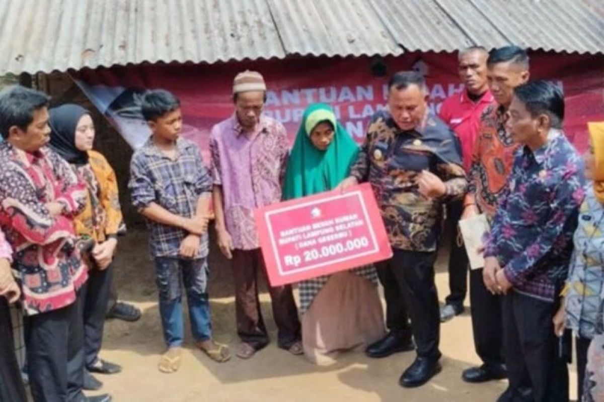 Bupati Lampung Selatan bedah rumah warga Desa Trans Tanjungan Kecamatan Katibung