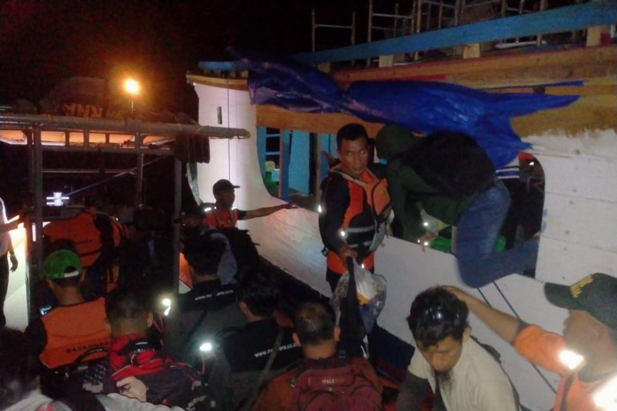 Basarnas evakuasi kapal rombongan Dinkes Sultra di Perairan Laonti Konawe Selatan