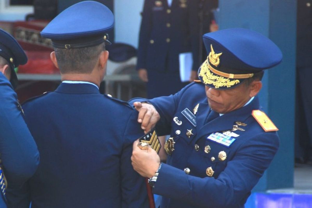 18 personel Pangkalan Udara TNI AU Sam Ratulangi naik pangkat