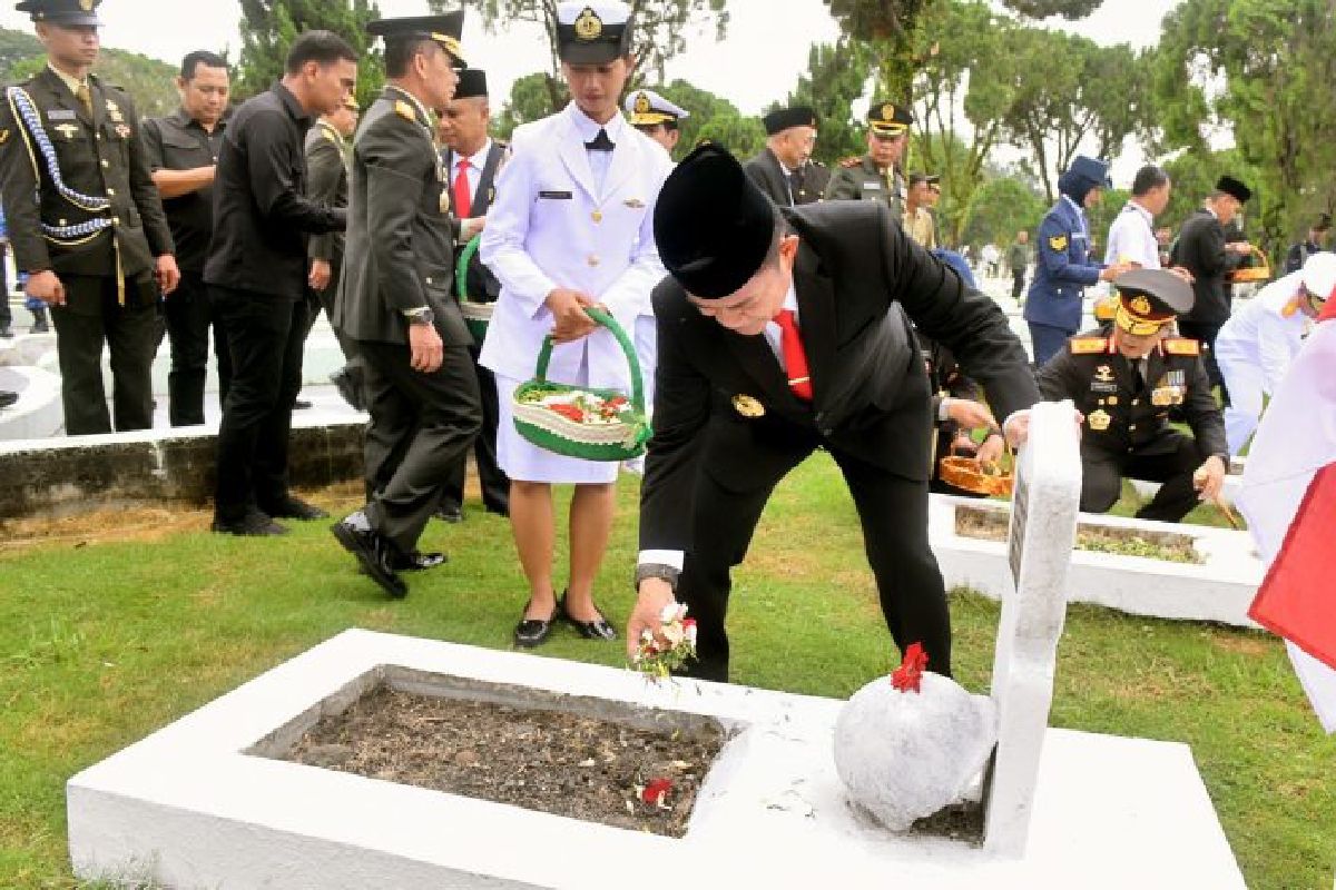Pj Gubernur ziarah ke makam Gubernur Sumut pendahulu pada HUT TNI