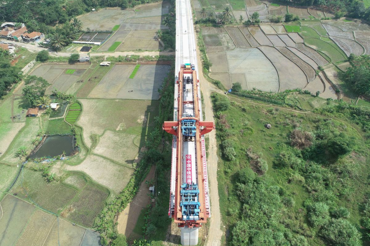 Pekerja konstruksi asal China turut rayakan peresmian kereta cepat