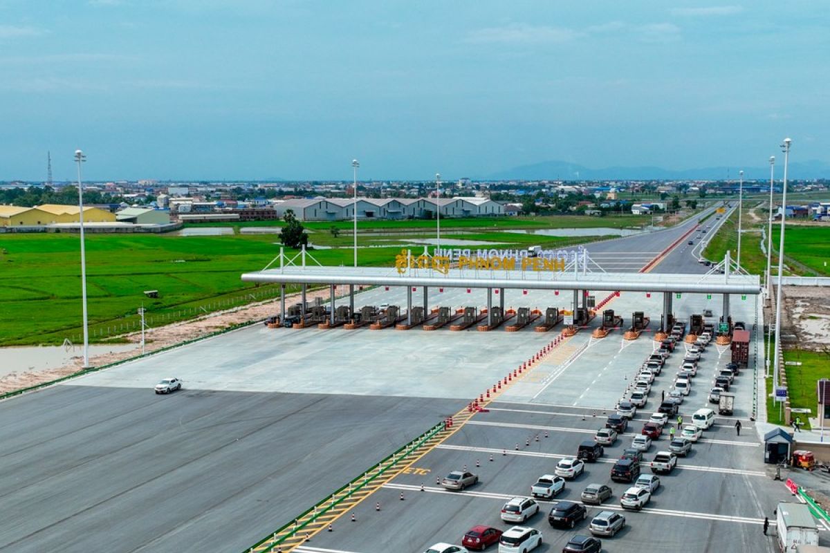 4,2 juta kendaraan lintasi tol pertama investasi China di Kamboja