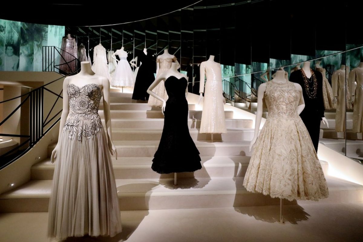 Pameran koleksi mode Chanel digelar di London