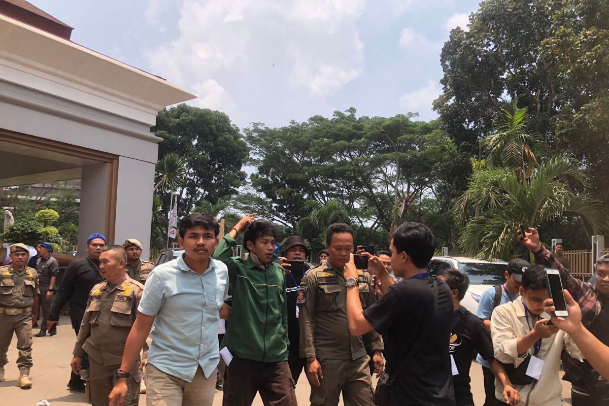 Mahasiswa terobos Gedung DPRD saat paripurna HUT Banten ke-23