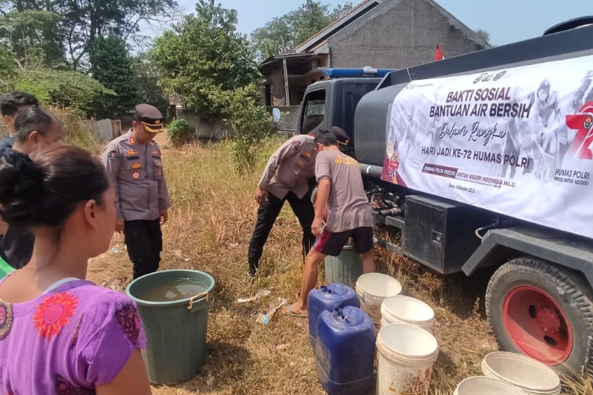 Polisi salurkan bantuan air bersih pada warga Jati Mulyo