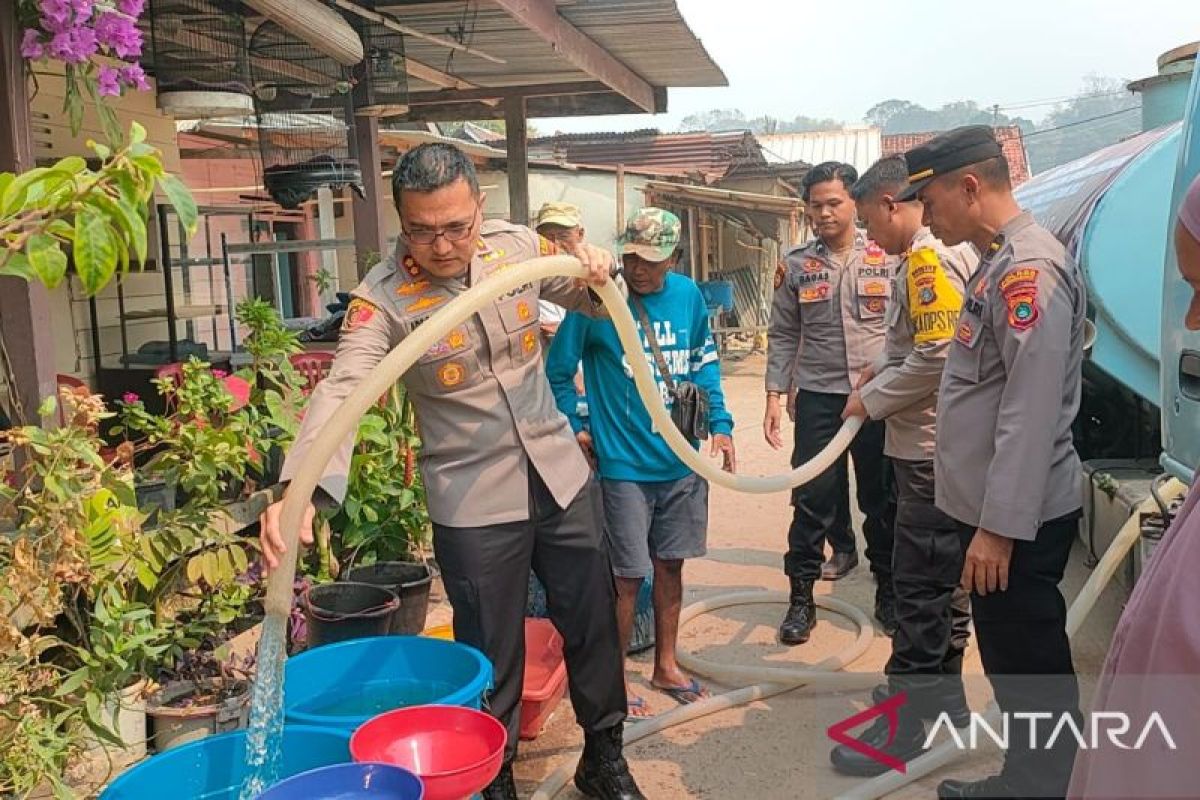 Polisi Bangka Barat salurkan bantuan air bersih di Kampung Tanjung