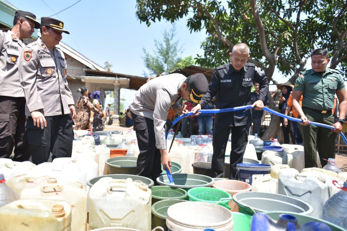 Polres Situbondo bantu pemda distribusikan air bersih
