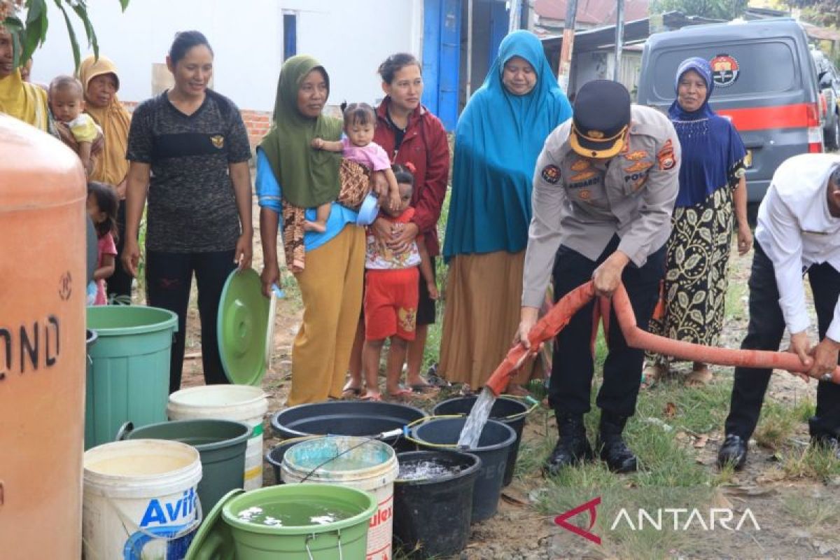 Polda Bengkulu salurkan 5.000 liter air bersih untuk warga kekeringan